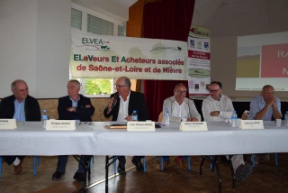 A la tribune de l'assemblée générale d'Elvea 71-58, le président Jean-Michel Morel entouré de Philippe Auger et Gilbert Delmond.