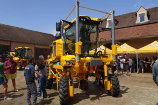 Vigne : Grégoire a présenté son nouvel enjambeur dans le Chablisien