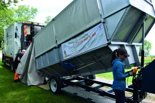 Collecte et tri de déchets avec un attelage