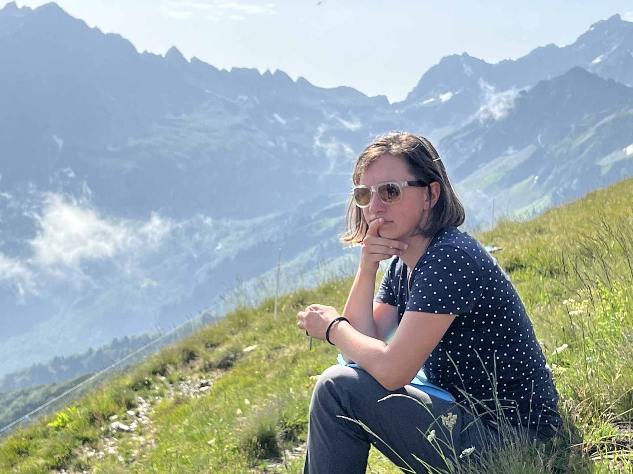 Une bergère en soutien estival dans l'Isère