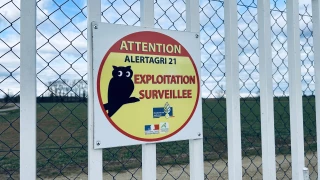 Installer le panneau d'Alertagri 21 à l'entrée de l'exploitation peut dissuader les voleurs.