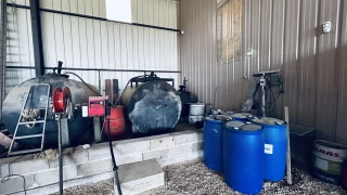 Un détecteur de mouvements et une caméra sont installés près des réserves de carburants.