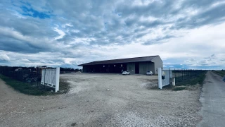 Du grillage entoure l'intégralité du bâtiment. 