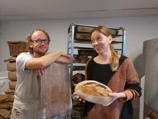 Une boulangère,  un boulanger et un fournil