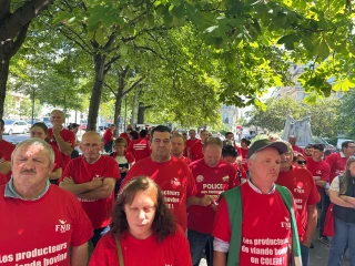 Rassemblement d'éleveurs devant l'ambassade du Brésil