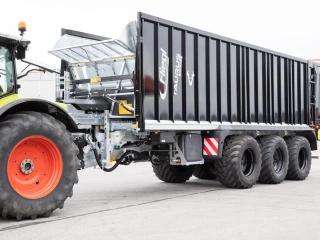 Fliegl // Un essieu moteur hydraulique pour les remorques à fond poussant