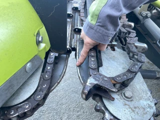 9 Régler l’écartement des plaques cueilleuses