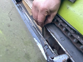 10 Ajuster la distance entre les couteaux des rouleaux cueilleurs