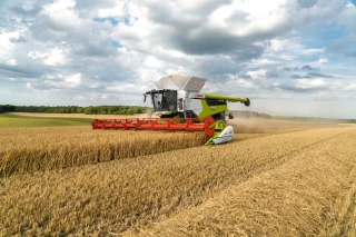 Claas // Généralisation du moteur MAN, trémies plus grandes et confort accru sur les Lexion 8000