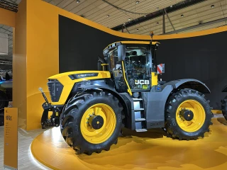 JCB // Moteur FPT et transmission à variation continue ZF sur les tracteurs Fastrac 6000