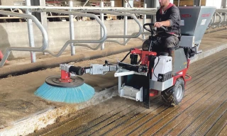 Quel matériel utiliser pour nettoyer et pailler les logettes ?