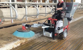 Quel matériel utiliser pour nettoyer et pailler les logettes ?