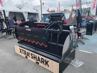 Magsi // La benne à grappin Xtra’Shark récupère le plastique