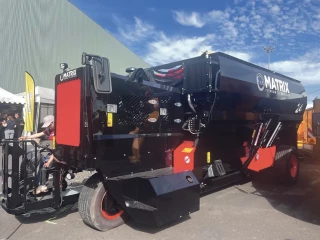 Matrix // Une mélangeuse automotrice à trois roues