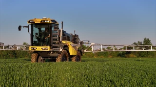 Arland // Un pulvérisateur automoteur à cabine avancée