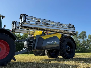 Arland // Un pulvérisateur traîné de grande capacité