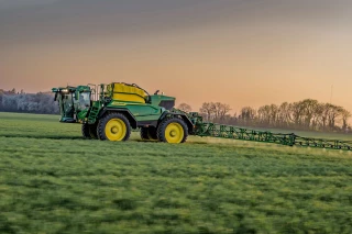 John Deere // Des pulvérisateurs automoteurs à cabine avancée