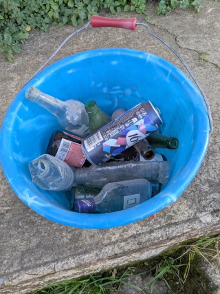 Déchets au bord des routes, danger dans les prés