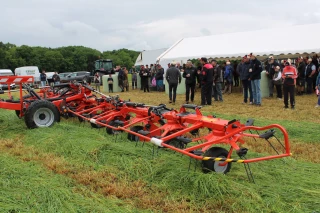 Buchez présente la fenaison Kuhn dans le Morvan