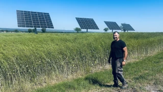Des trackers solaires pour alimenter une porcherie