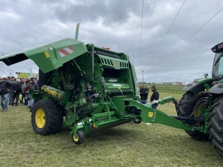 John Deere // Un timon articulé sur les presses V452R et V462R 