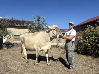 une brune et son éleveur