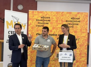 de gauche à droite : Jérôme Durain, président de la région BFC, Olivier Lamard, producteur laitier et associé de la Ferme de Suzie, et Amandine Rapenne, conseillère régionale en charge de la transition énergétiques et alimentaires dans les lycées.