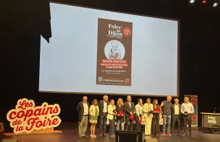 le logo "les copains de la Foire" présenté aux côtés d'un groupe d'individus, tous acteurs et partenaires de la foire dont la maire de Dijon, Nathalie Koenders et la présidente de Dijon Bourgogne Events Nadjoua Belhadef.