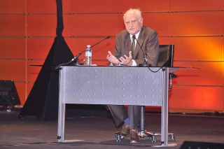 Michel Serres, fils de paysan et magicien des mots