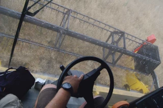 Un petit tour dans la moissonneuse