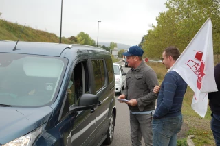 Les agriculteurs maintiennent la pression