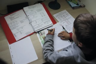 Comment concilier école à la maison et travail des parents ?