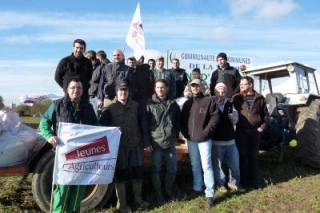 Les JA ont ressorti le semoir !