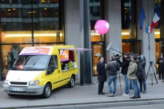En camionnette d’épicier  devant les palais de la République