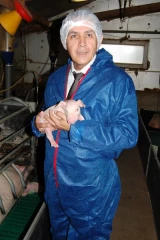 Visite du préfet chez des éleveurs de porcs