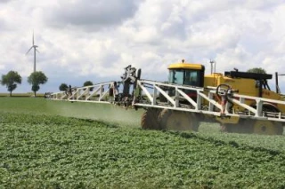 Vers une interdiction d’épandre les pesticides la journée