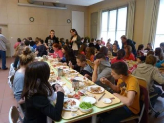 Les jeunes rencontrent les producteurs et dégustent leurs produits