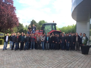 Quarante agriculteurs visitent l’usine Massey Ferguson