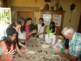 Des élèves de sixième en visite sur une exploitation agricole