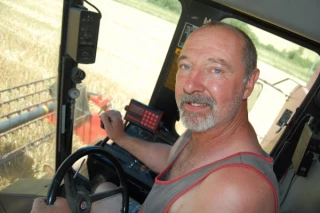 Moissonneuses en action, agriculteurs en observation