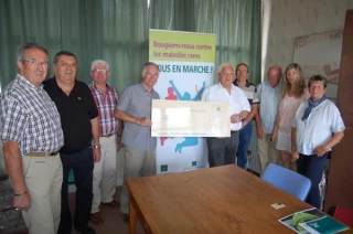 Groupama remet 1075 euros à Leucémie Espoir 58