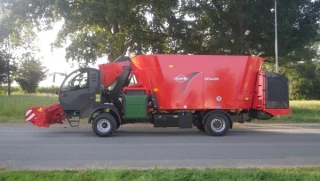 44 agriculteurs nivernais en visite chez Kuhn