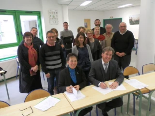 Une charte de partenariat et des bilans