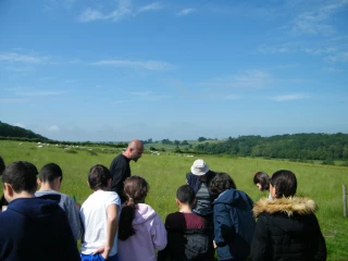Des élèves de 6ème en visite sur une exploitation agricole
