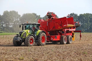 Une arracheuse Grimme SE à trois roues