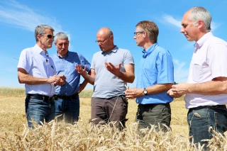 Un tour de moissonneuse pour le préfet