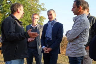 Le préfet Latron est allé voir  les prairies «paillassons»