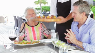 Les séniors aiment manger hors de chez eux