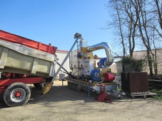 Toasteur mobile de protéagineux à la Cuma Terr’Eau